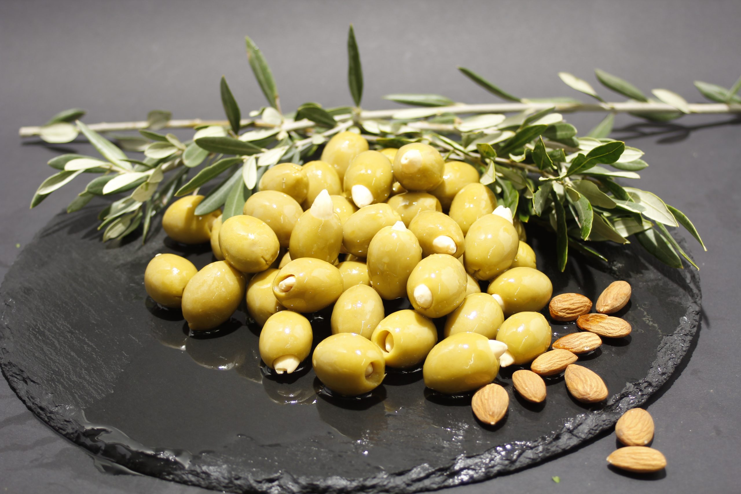 Grüne Oliven mit Mandeln gefüllt – Mannheimer Wochenmarkt